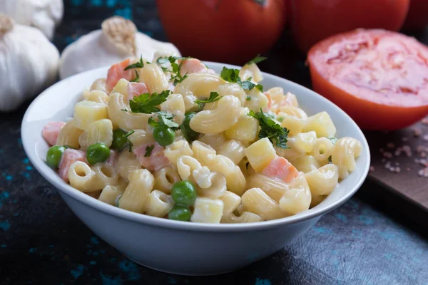 Ensalada casera de macarrones con verduras — Foto de Stock