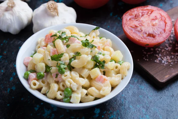 Ensalada casera de macarrones con verduras — Foto de Stock