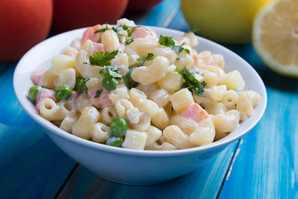 Ensalada casera de macarrones con verduras — Foto de Stock