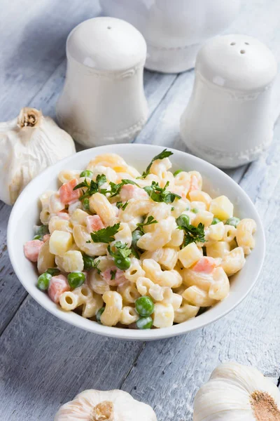 Ensalada casera de macarrones con verduras — Foto de Stock