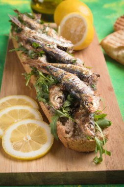 Sarımsak ve zeytinyağı ile Sardalya balık sandviç