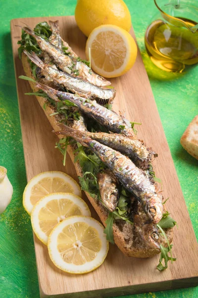 Panino di pesce sardo con aglio e olio d'oliva — Foto Stock