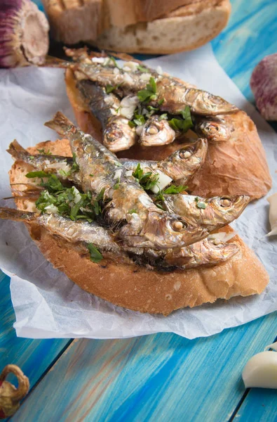Sarımsak ve zeytinyağı ile Sardalya balık sandviç — Stok fotoğraf
