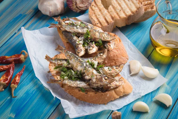 Panino di pesce sardo con aglio e olio d'oliva — Foto Stock