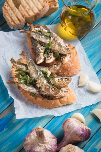 마늘과 올리브 오일을 곁들인 정어리 생선 샌드위치 — 스톡 사진