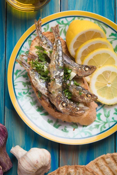 Sanduíche de peixe sardinha com alho e azeite — Fotografia de Stock