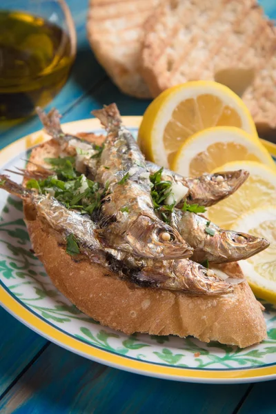 Sandwich de pescado de sardina con ajo y aceite de oliva — Foto de Stock