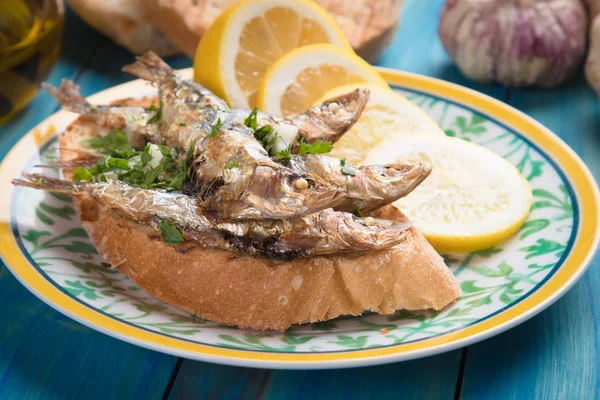 Panino di pesce sardo con aglio e olio d'oliva — Foto Stock