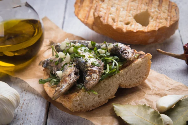 Rybí sendvič s česnekem a olivovým olejem — Stock fotografie