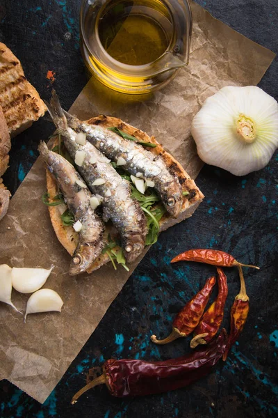 Sardine vis sandwich met knoflook en olijfolie — Stockfoto