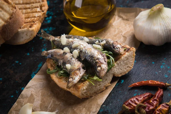 Rybí sendvič s česnekem a olivovým olejem — Stock fotografie