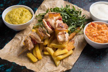 ızgara tavuk eti şiş üzerinde