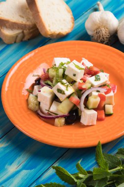 Beyaz peynirli Yunan salatası.