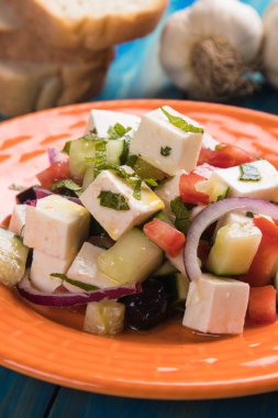 Beyaz peynirli Yunan salatası.