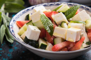 Beyaz peynirli Yunan salatası.