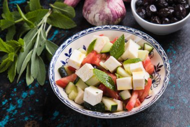 Beyaz peynirli Yunan salatası.