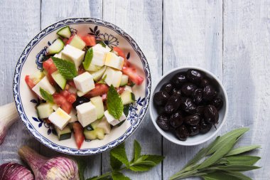 Beyaz peynirli Yunan salatası.