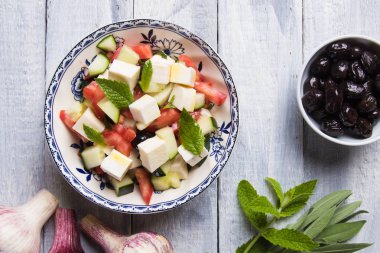 Beyaz peynirli Yunan salatası.