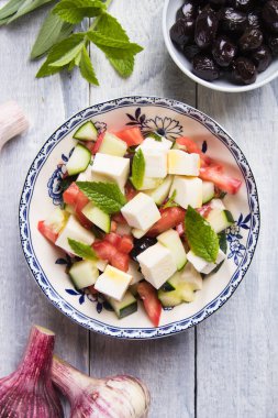 Beyaz peynirli Yunan salatası.