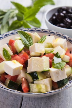 Beyaz peynirli Yunan salatası.