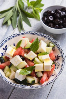 Beyaz peynirli Yunan salatası.