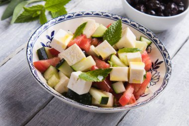 Beyaz peynirli Yunan salatası.