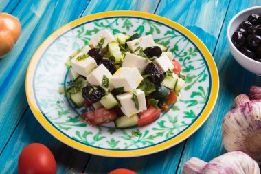 Beyaz peynirli Yunan salatası.