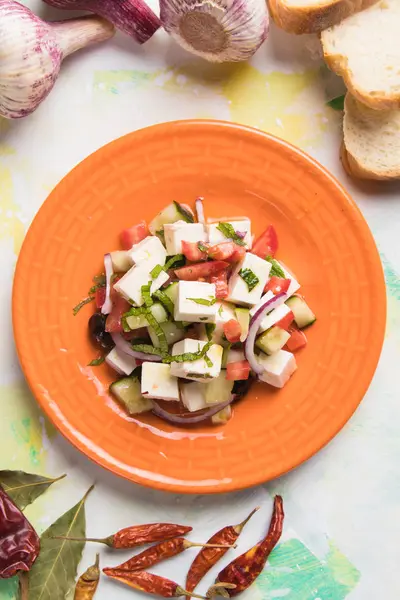 Beyaz peynirli Yunan salatası.