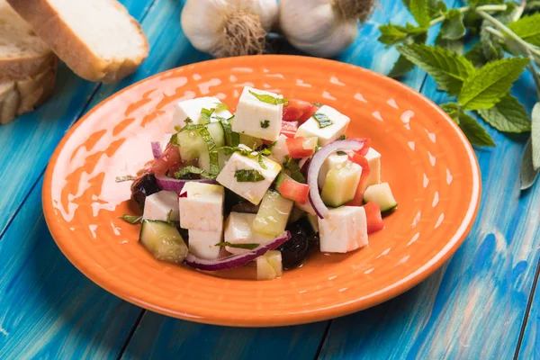 Beyaz peynirli Yunan salatası.