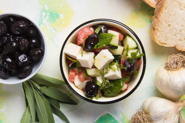 Beyaz peynirli Yunan salatası.