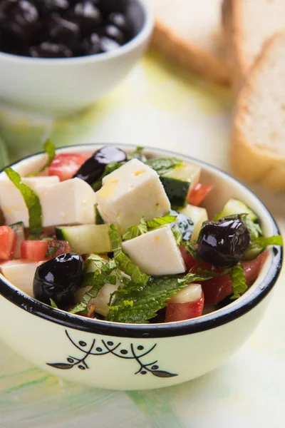 Beyaz peynirli Yunan salatası.