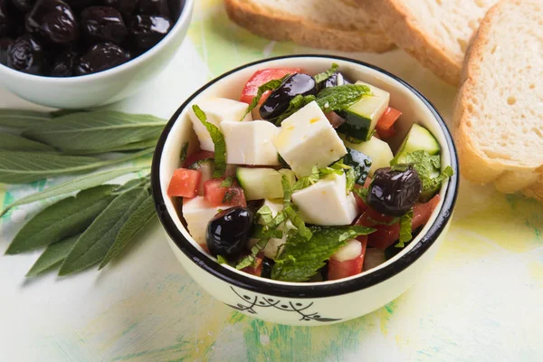 Beyaz peynirli Yunan salatası.