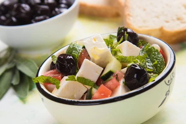 Beyaz peynirli Yunan salatası.