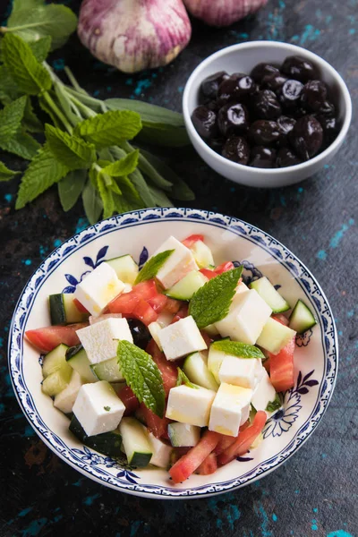 Beyaz peynirli Yunan salatası.