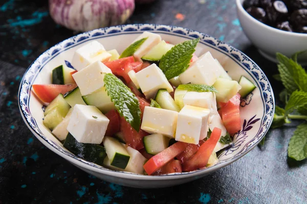 Beyaz peynirli Yunan salatası.