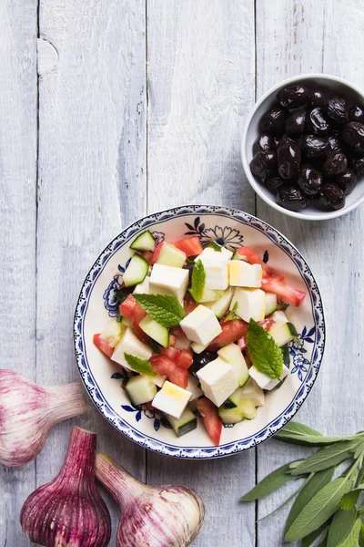 Греческий салат с сыром фета — стоковое фото