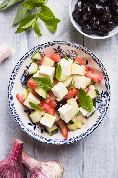 Beyaz peynirli Yunan salatası.