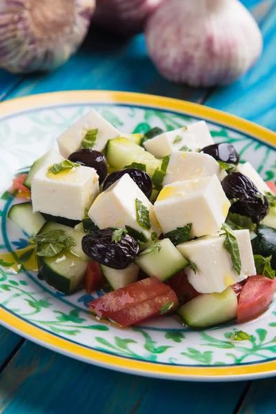 Beyaz peynirli Yunan salatası.