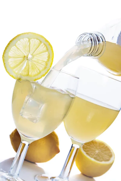 Лимонний сік вливають у склянку — стокове фото