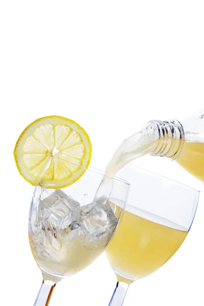 Succo di limone versato nel bicchiere — Foto Stock