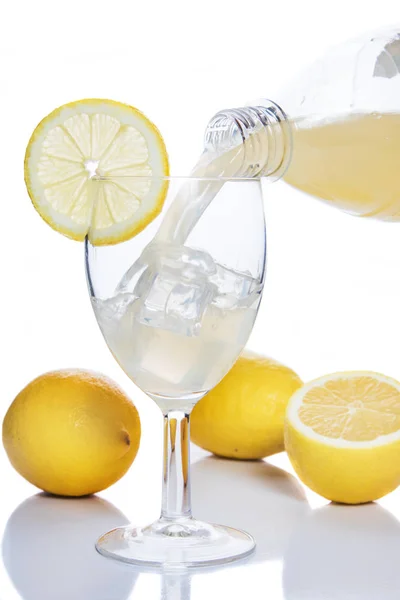 Лимонний сік вливають у склянку — стокове фото