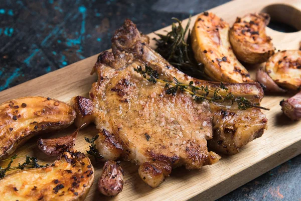 Steak potong pinggang babi yang sempurna. — Stok Foto
