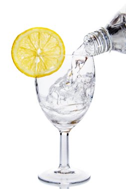 Beyaz üzerine izole edilmiş bir bardak su.