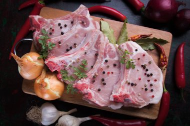 Çiğ domuz filetosu.