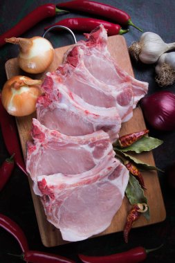 Çiğ domuz filetosu.