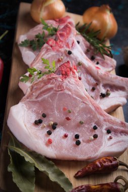 Çiğ domuz filetosu.