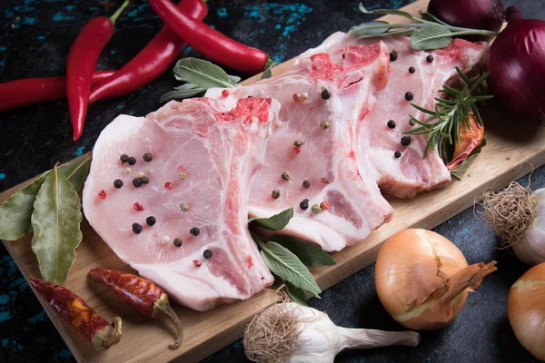 Chuletas de lomo de cerdo crudo — Foto de Stock