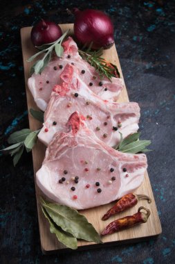 Çiğ domuz filetosu.