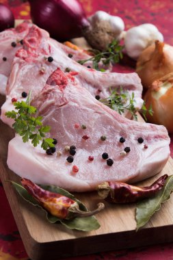 Çiğ domuz filetosu.