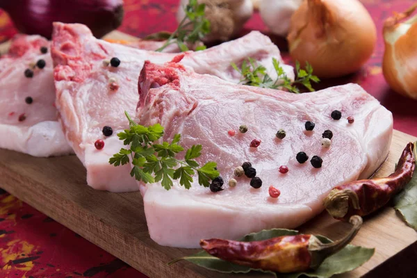 Rohe Schweinelendkoteletts — Stockfoto